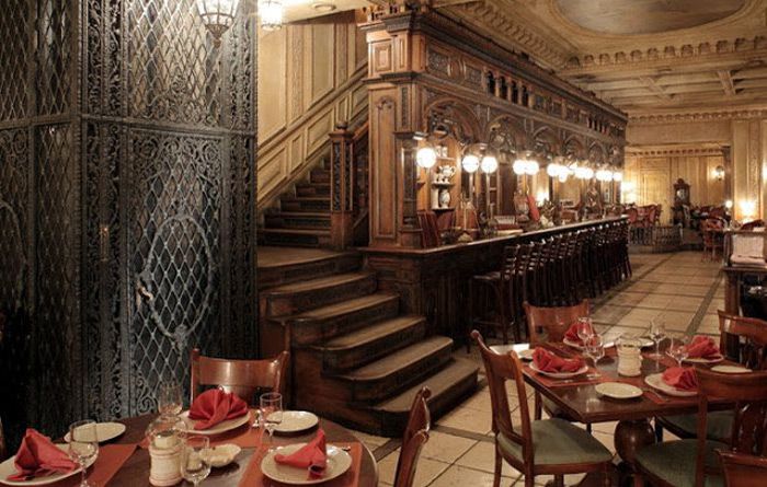 Salle de restaurant du Café Pouchkine à Moscou
