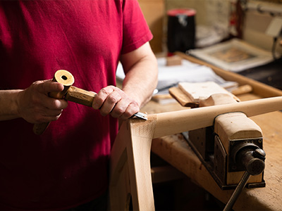 Réalisation artisanale d'une chaise en bois