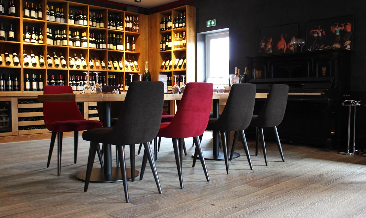 Chaises dans le restaurant la Cave à Ludres