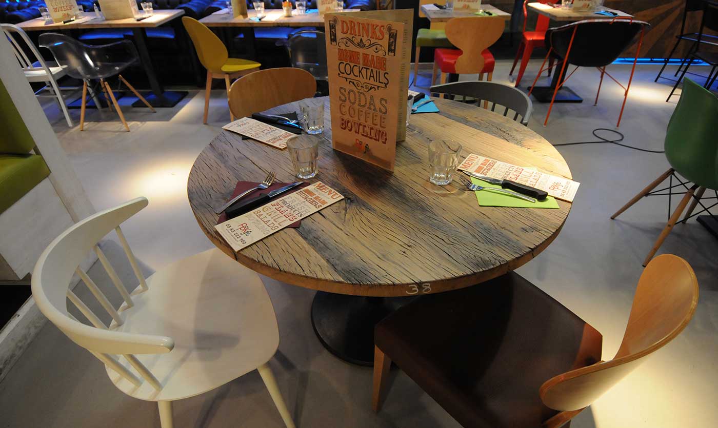 Table en bois du restaurant Popkfé