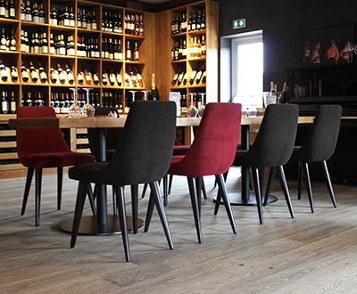 Chaises dans le restaurant la Cave à Ludres