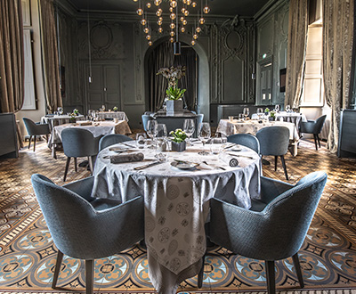Mobilier de la salle de restauration du Château de Mercuès