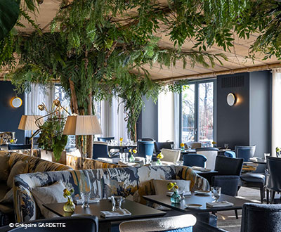 Mobilier Collinet du restaurant Le Loti de l'hôtel La Réserve à Bellevue