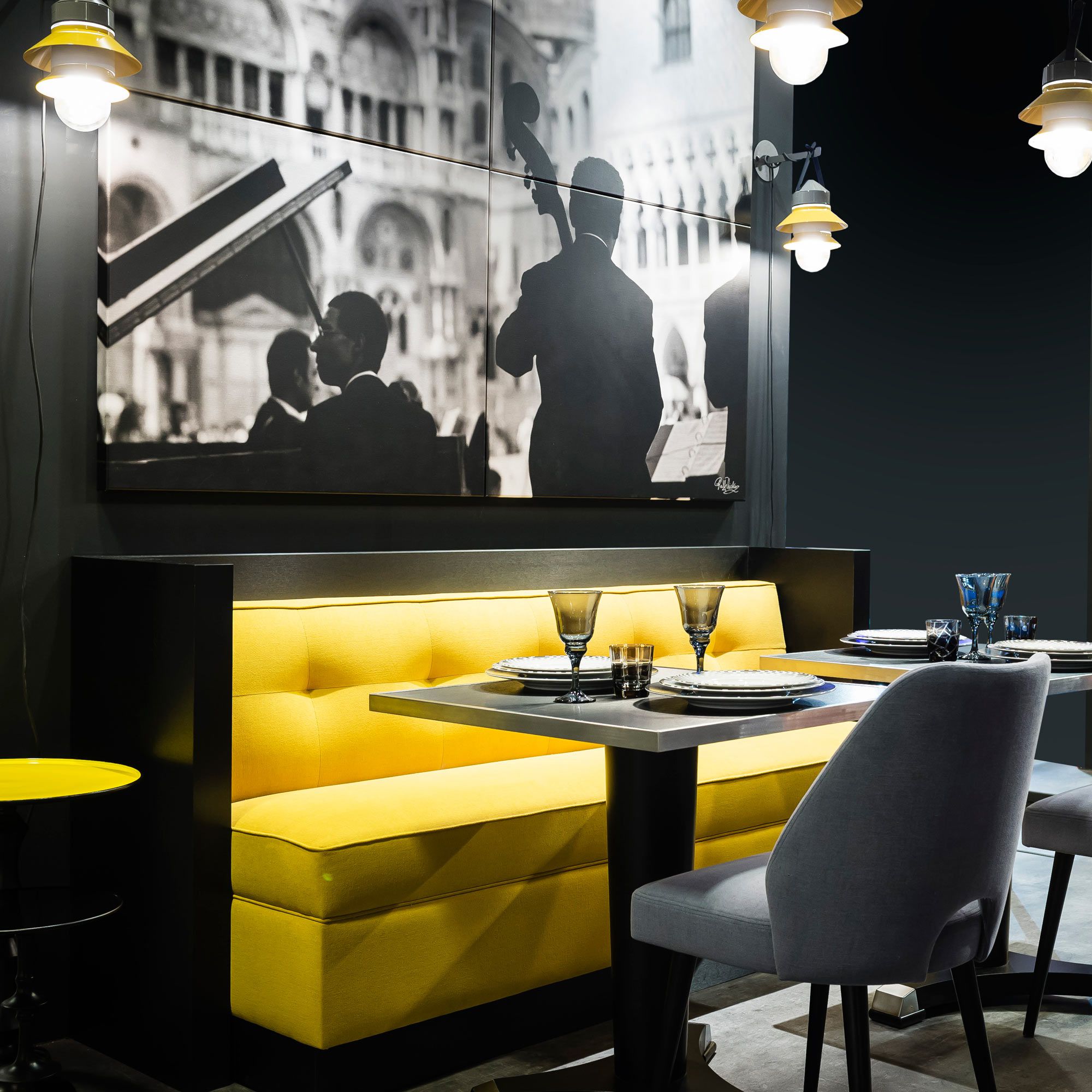 Banquette jaune pour café & restaurant Woodoo