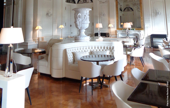 Mobilier du restaurant du Château de Ferrières