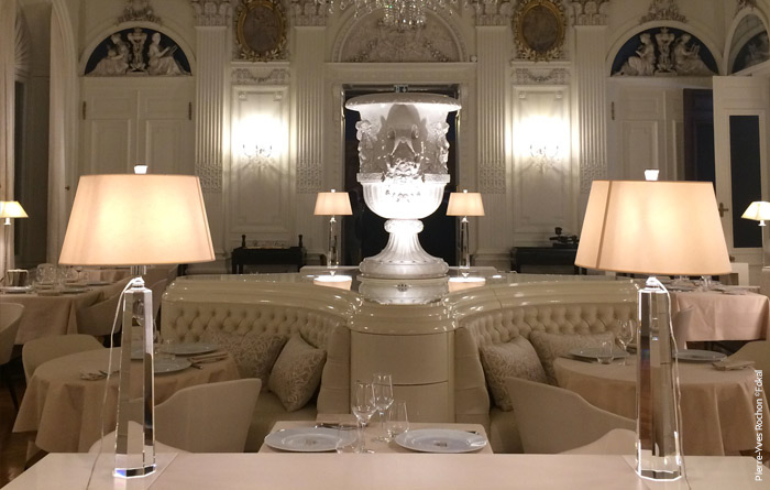 Mobilier du restaurant du Château de Ferrières