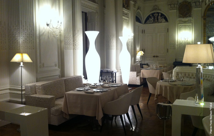 Mobilier du restaurant du Château de Ferrières