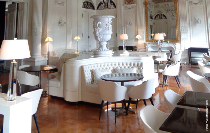 Mobilier du restaurant du Château de Ferrières