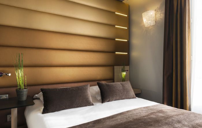 Tête de lit marron dans une chambre du Bon Hôtel à Neuilly-sur-Seine