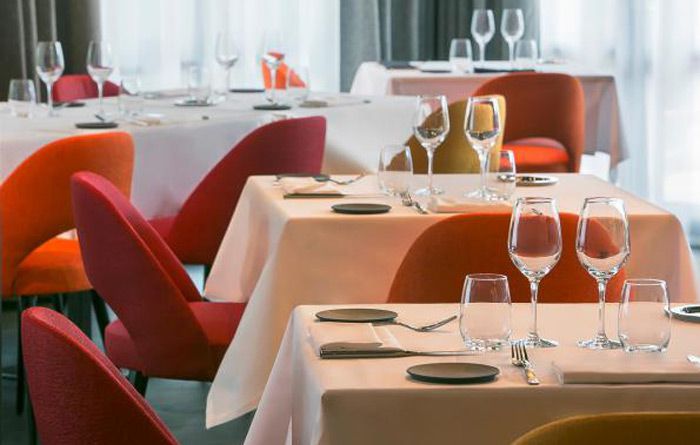 Tables et chaises colorées du restaurant de l'hôtel Best Western Plus Excelsior à Chamonix