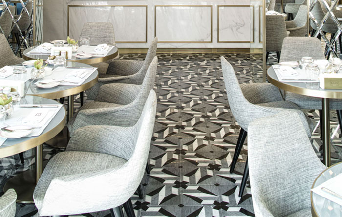 Chaises et mobilier Collinet au Lily's Café à Beyrouth