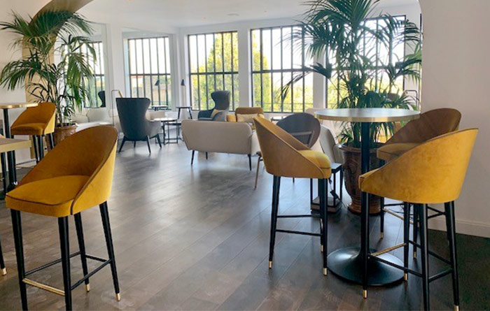 Mobilier Collinet du restaurant La Mère Germaine à Châteauneuf du Pape 02